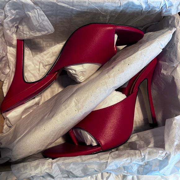 STEVE MADDEN • Red Leather Slip On Heel Sandal • 7.5 - Picture 7 of 10